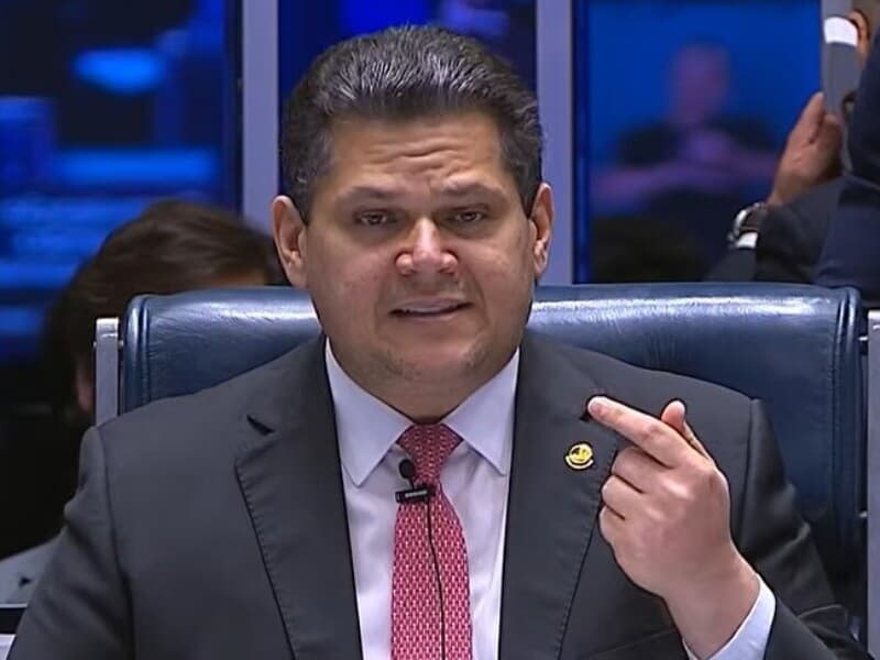 Na promulgação da emenda, presidente do Senado destaca ganhos para a qualidade de vida e reivindica o cumprimento da promessa de votação.
 - TV Senado/Reprodução