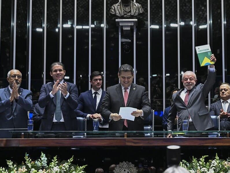 Da esquerda para a direita: Paulo Paim, Hugo Motta, Davi Alcolumbre, Lula e Carlos Veras, primeiro-secretário do Congresso Nacional. - Edilson Rodrigues/Agência Senado