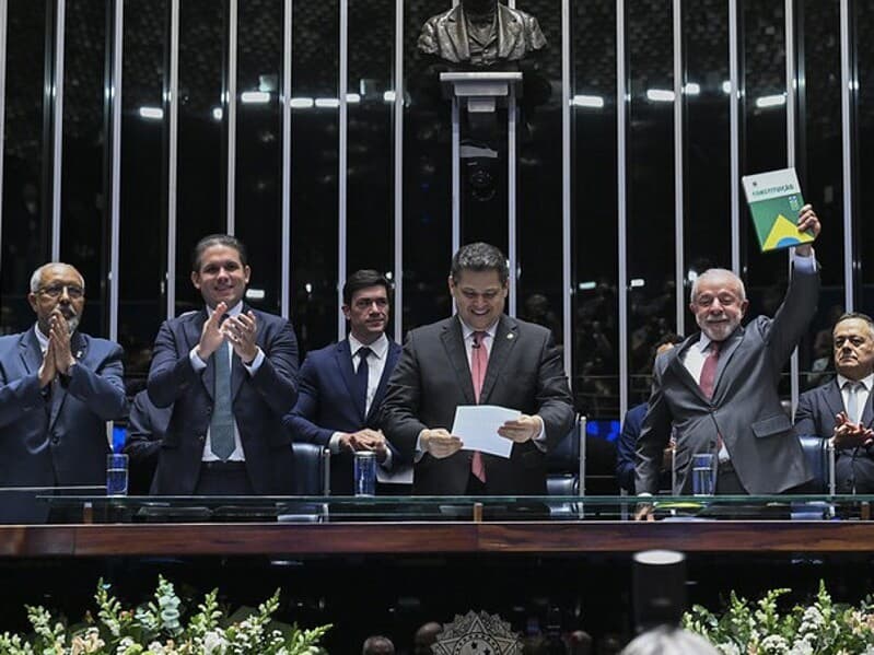 Da esquerda para a direita: Paulo Paim, Hugo Motta, Davi Alcolumbre, Lula e Carlos Veras, primeiro-secretário do Congresso Nacional. - Edilson Rodrigues/Agência Senado