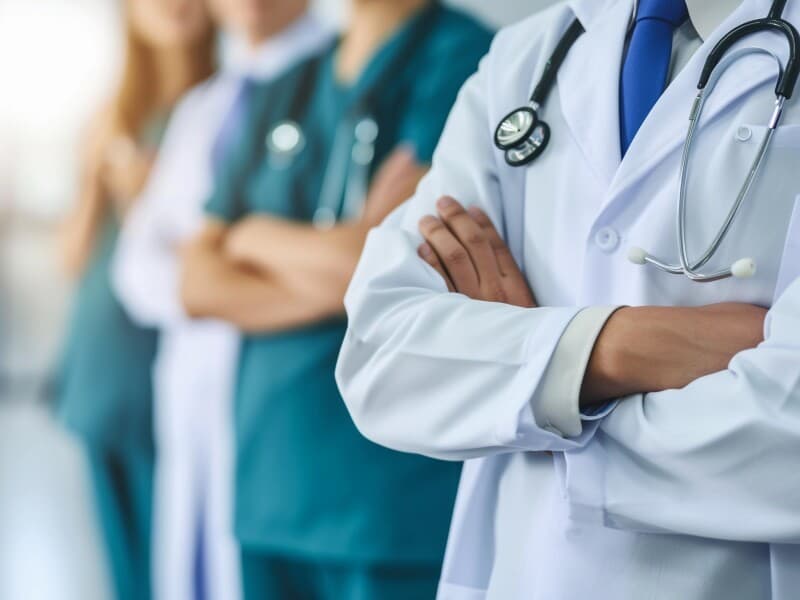 Projeto prevê retenção de valores para pagar médicos inadimplentes. - Magnific