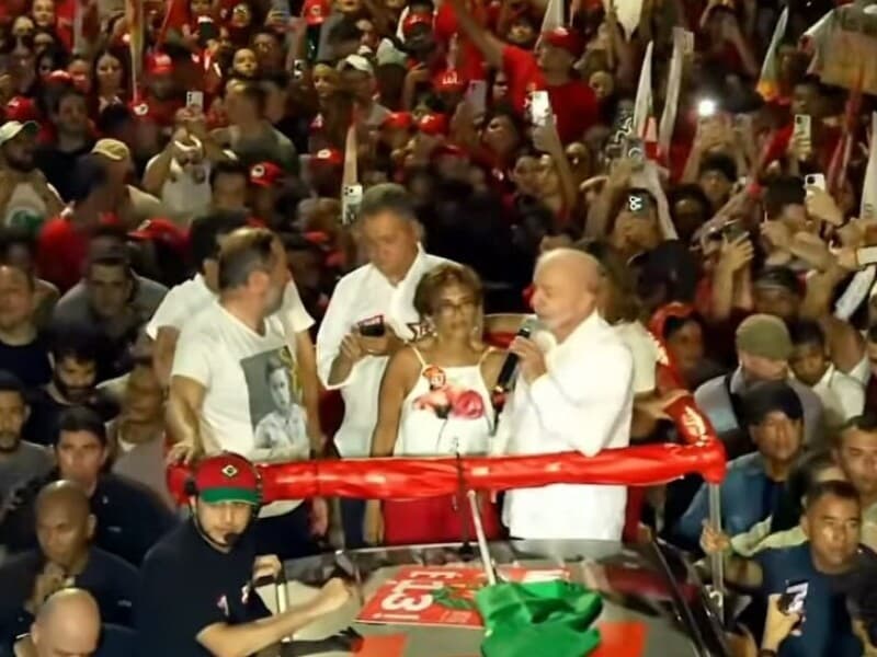 Presidente questionou encontro entre o adversário e executivos da emissora horas antes da sabatina do Jornal Nacional.
 - Reprodução
