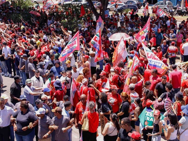 Atos acontecem enquanto Lula se prepara para noite de debate contra Flávio Bolsonaro.
- João Pedro Carvalho /Fotoarena/Folhapress Atos acontecem enquanto Lula se prepara para noite de debate contra Flávio Bolsonaro.
- João Pedro Carvalho /Fotoarena/Folhapress