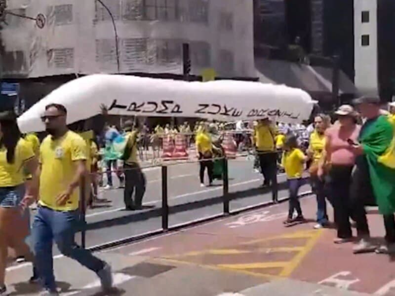 Mensagem em inglês estampada no objeto fazia referência a um ataque nuclear ao Brasil; organização pediu retirada de bandeiras estrangeiras. - Reprodução
