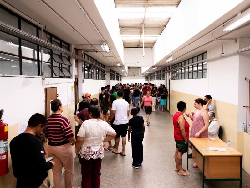 Eleitores fazem fila para votar em colégio no primeiro turno em colégio em São Paulo. - Vinicius Gois/Pera Photo Press/Folhapress