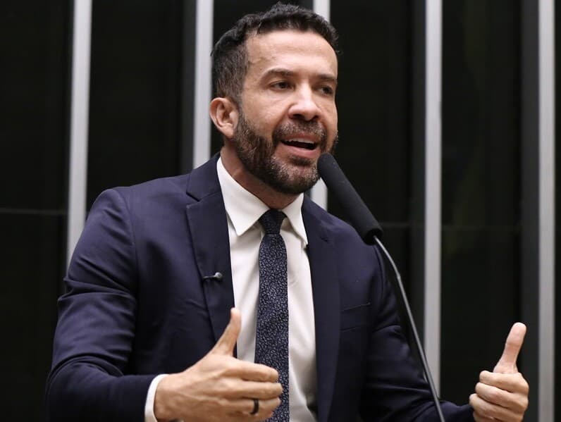André Janones quer dobrar abono anual pago a aposentados do INSS. - Kayo Magalhães/Câmara dos Deputados