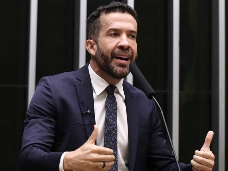 André Janones quer dobrar abono anual pago a aposentados do INSS. - Kayo Magalhães/Câmara dos Deputados