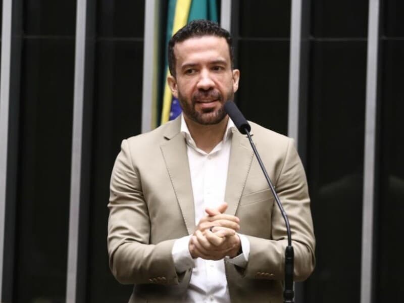 Aliado de Lula, Janones ganhou destaque na disputa digital contra a campanha de Flávio Bolsonaro.
 - Vinicius Loures / Câmara dos Deputados