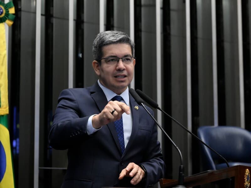 Randolfe fundamenta representação em inquéritos da PF contra Flávio Bolsonaro.
 - Carlos Moura/Agência Senado