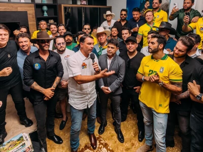 Na presença de mais de 30 artistas em Goiás, senador reforçou críticas ao governo Lula e pediu confiança em sua candidatura presidencial.
 - Breno Alves/Divulgação Wilder Morais