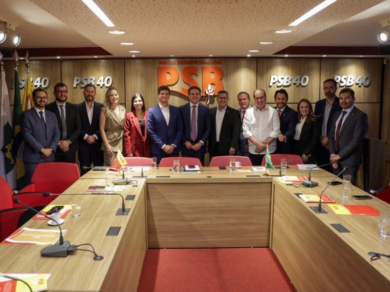 Motta foi recebido por dirigentes dos dois partidos na sede nacional do PSB, em Brasília. - Chico Ferreira/PSB-Divulgação