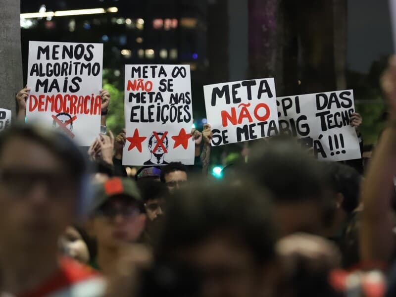 Organizações da sociedade civil e apoiadores de Lula promoveram atto em frente à sede da Meta em São Paulo, na segunda-feira (19), para protestar contra o que chamam de interferência da empresa no processo eleitoral brasileiro.  - Rodilei Morais/Fotoarena/Folhapress