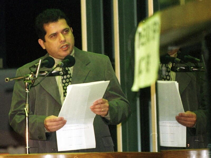Talvane Albuquerque foi condenado por mandar assassinar colega de partido para assumir sua cadeira na Câmara.
- Alan Marques/Folhapress Talvane Albuquerque foi condenado por mandar assassinar colega de partido para assumir sua cadeira na Câmara.
- Alan Marques/Folhapress