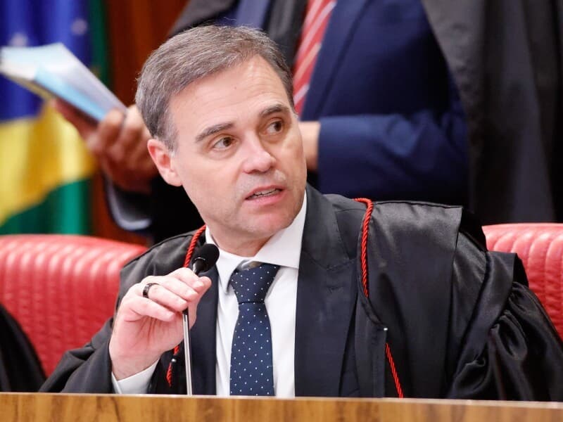 Mendonça esclarece que Lula e Flávio têm autonomia para divulgar seus dados bancários, fiscais e telefônicos, dispensada ordem judicial. - Luiz Roberto/TSE Mendonça esclarece que Lula e Flávio têm autonomia para divulgar seus dados bancários, fiscais e telefônicos, dispensada ordem judicial. - Luiz Roberto/TSE