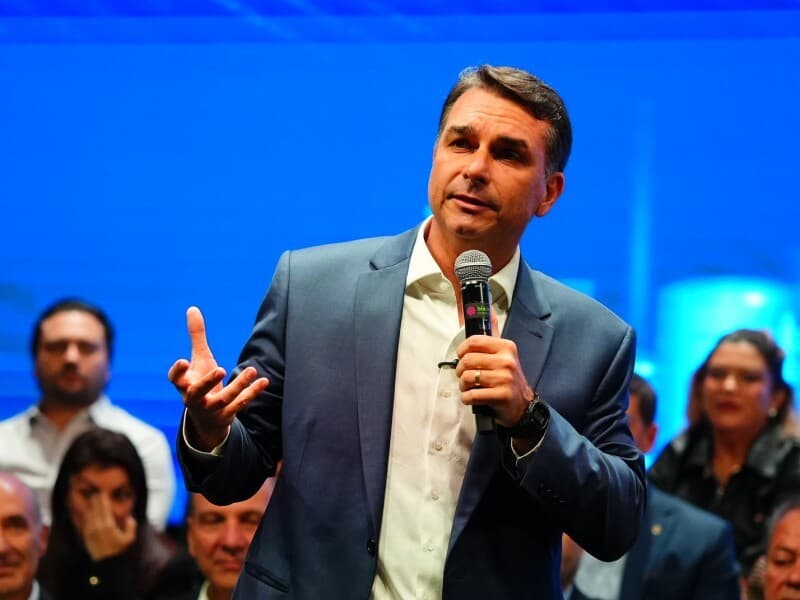 Ação pede ao TSE suspensão de anúncios contra Flávio e de ordens coordenadas no WhatsApp.
- Vittor Sales/Divulgação Flávio Bolsonaro Ação pede ao TSE suspensão de anúncios contra Flávio e de ordens coordenadas no WhatsApp.
- Vittor Sales/Divulgação Flávio Bolsonaro