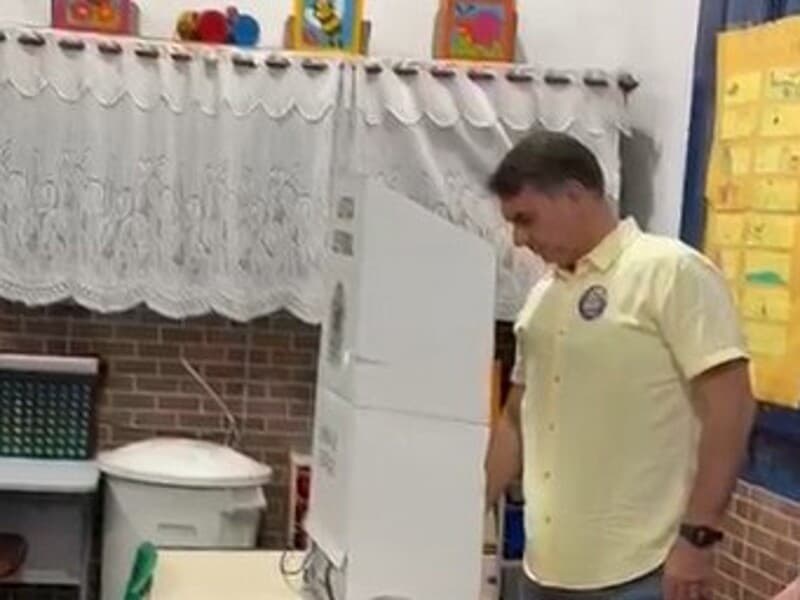 Flávio Bolsonaro chega para votar na disputa presidencial contra Lula. - Reprodução / Youtube