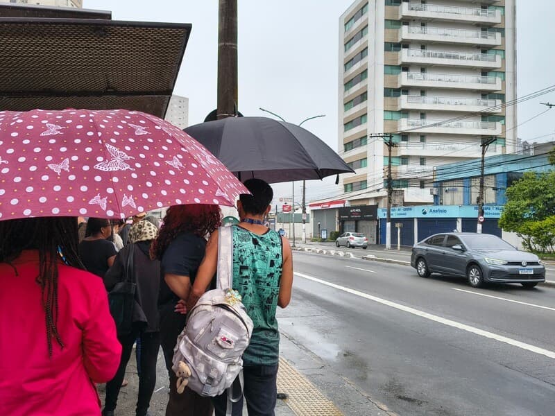 Paradas de ônibus lotadas em São Paulo neste domingo, 25 de outubro. - Marco Ambrosio/AtoPress/Folhapress