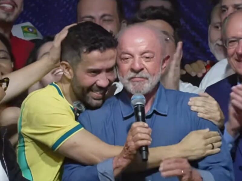 Após vitória, Lula agradece Janones e o chama de "nosso general" durante discurso. - Reprodução