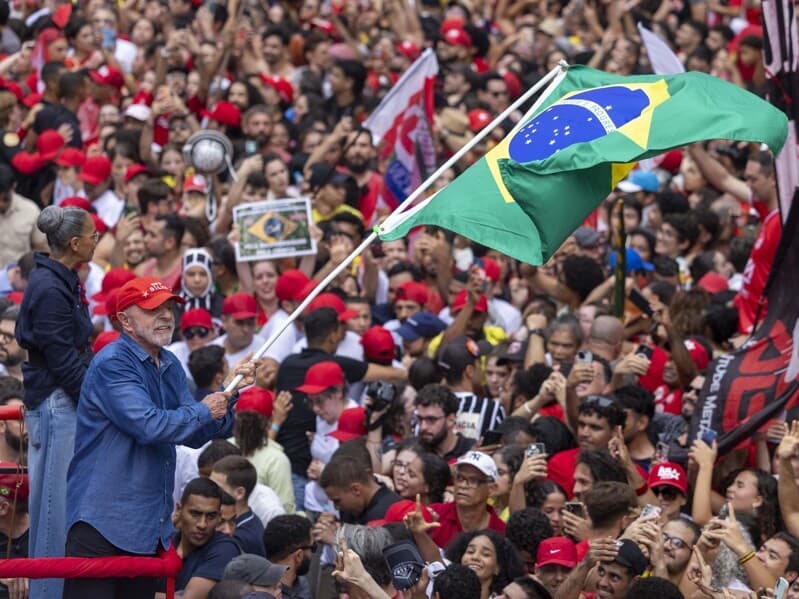 Lula durante seu último ato de campanha, na Avenida Paulista, no sábado. - Danilo Verpa/Folhapress