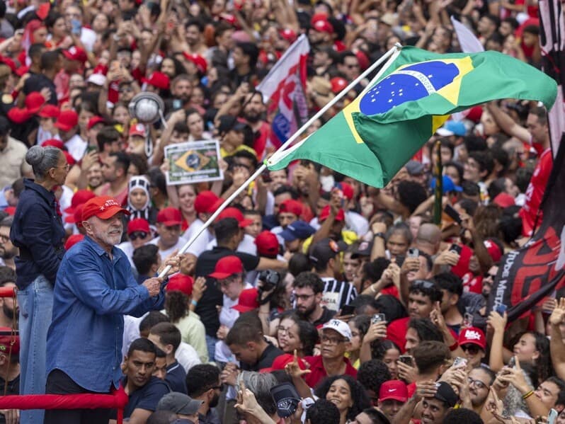 Lula durante seu último ato de campanha, na Avenida Paulista, no sábado. - Danilo Verpa/Folhapress Lula durante seu último ato de campanha, na Avenida Paulista, no sábado. - Danilo Verpa/Folhapress