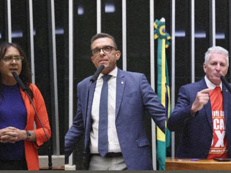 Parlamentares querem impedir que Flávio Bolsonaro deixe o Brasil. - Montagem Congresso em Foco | Kayo Magalhães / Câmara dos Deputados