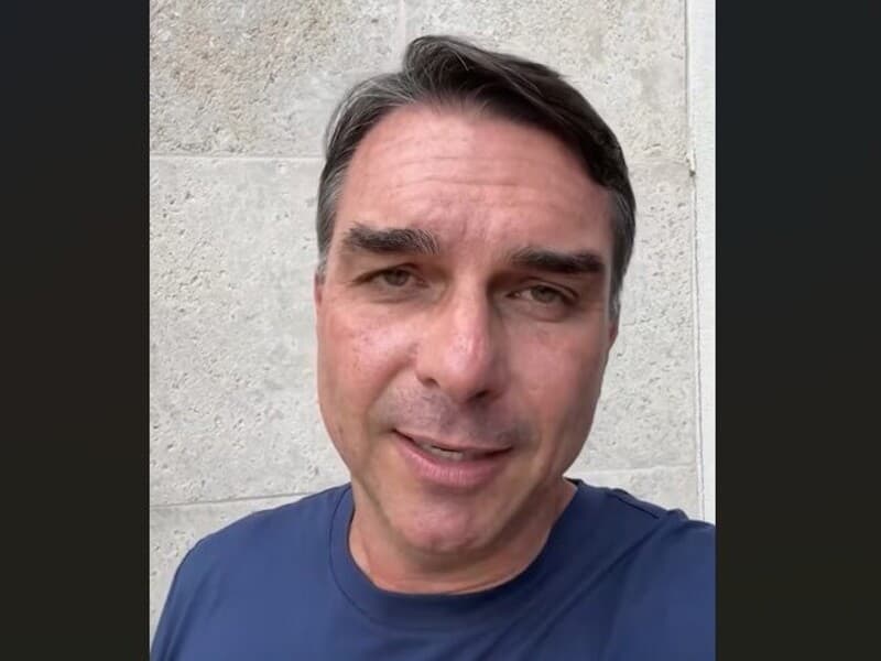 Após derrota nas urnas, senador acusa governo de favorecer a candidatura à reeleição e contesta prorrogação do horário de votação. - Reprodução