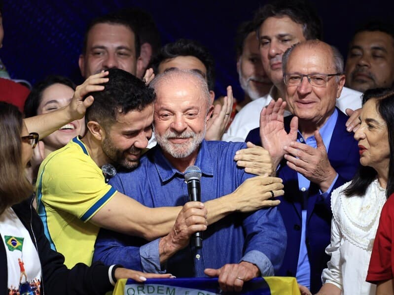 Lula comemora com aliados sua reeleição para o quarto mandato. - Paulo Pinto/Agência Brasil