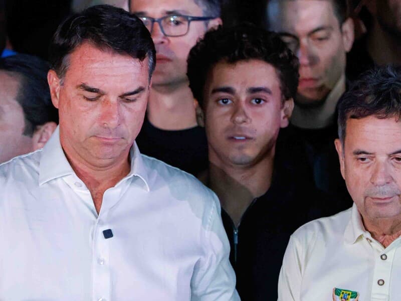 Flávio durante a coletiva em que afirmou que apelaria contra a derrota e não reconhecia reeleição de Lula. - João Pedro Carvalho /Fotoarena/Folhapress Flávio durante a coletiva em que afirmou que apelaria contra a derrota e não reconhecia reeleição de Lula. - João Pedro Carvalho /Fotoarena/Folhapress