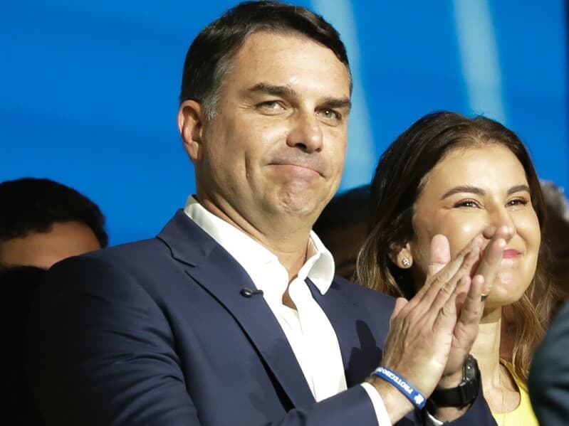 Flávio Bolsonaro e a esposa, Fernanda. Paradeiro desconhecido no momento. - Gabriel Silva/RasPress/Folhapress