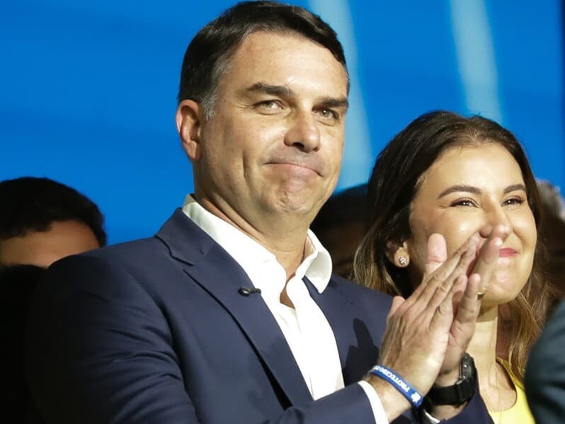 Flávio Bolsonaro e a esposa, Fernanda. Paradeiro desconhecido no momento. - Gabriel Silva/RasPress/Folhapress