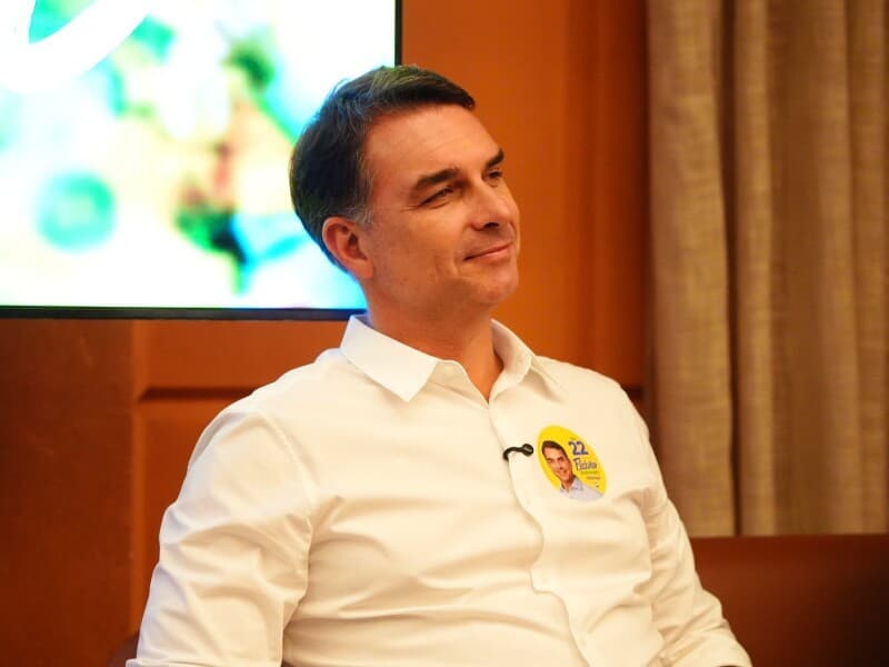 Flávio Bolsonaro fugiu do Brasil para os EUA? O que se sabe até agora