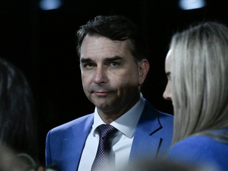 Flávio Bolsonaro fugiu do país ao receber ordem de entregar passaporte à PF.
 - Carlos Moura/Agência Senado