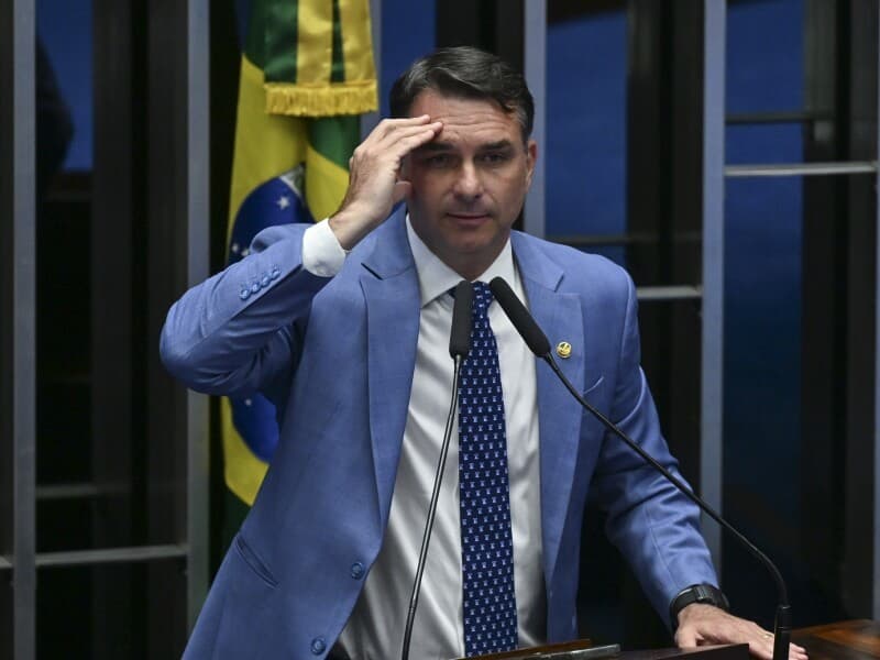Flávio cruza fronteira com Argentina e segue de jatinho para Miami. - Ton Molina/Agência Senado Flávio cruza fronteira com Argentina e segue de jatinho para Miami. - Ton Molina/Agência Senado