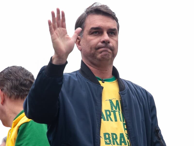 Flávio havia negado, na véspera da viagem, intenção de deixar o país após ser derrotado por Lula no segundo turno. - Peter Leone/Ofotográfico/Folhapress