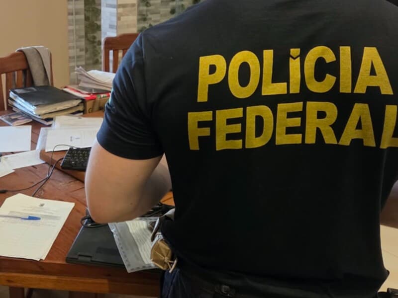 Dois agentes públicos foram afastados durante operação. - Divulgação / PF