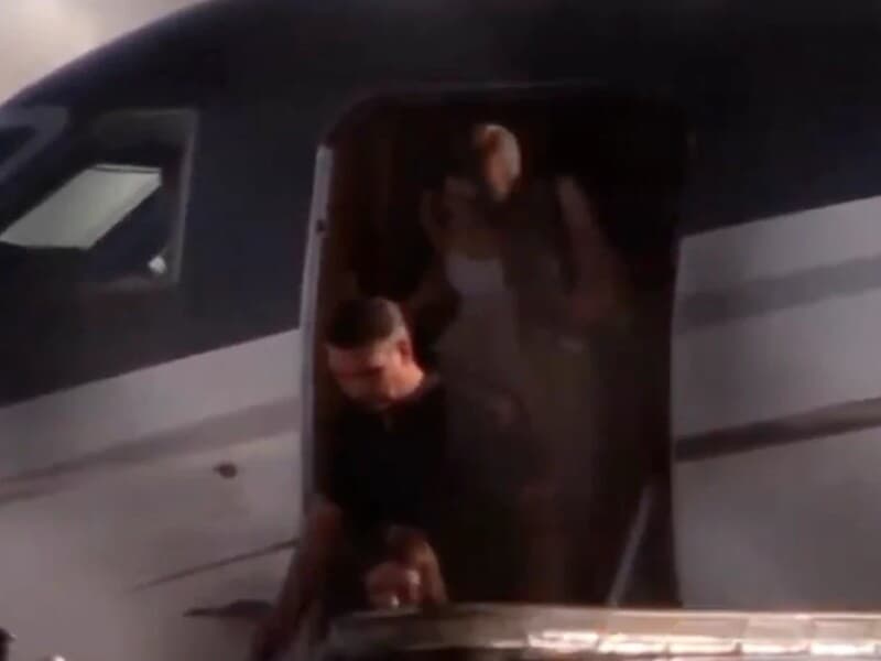 Flávio Bolsonaro desce do avião em Miami. - Reprodução/CNN