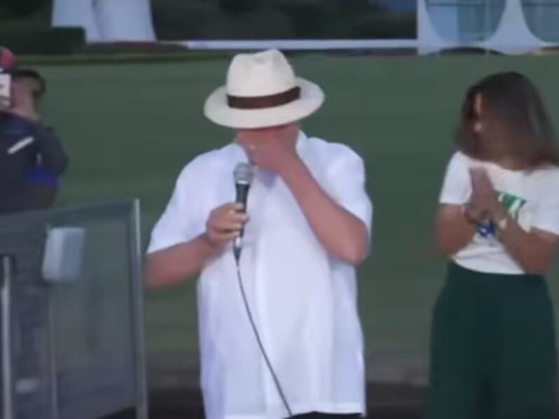 Lula se emociona ao citar vídeos de idosos indo às urnas para votar nele. - Reprodução/YouTube