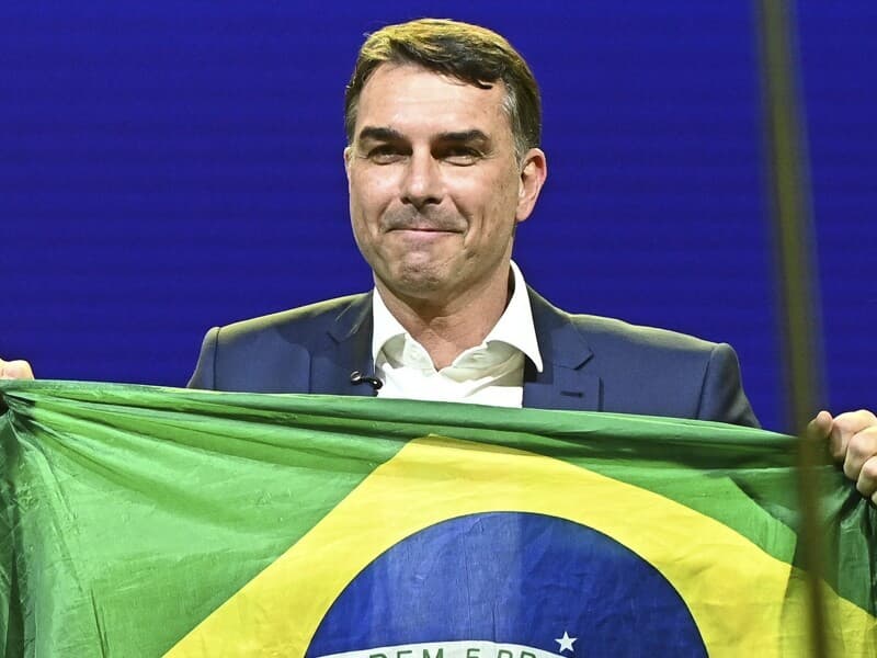Flávio Bolsonaro obteve cidadania italiana em 2023 e, desde então, tem direito a passaporte europeu. - Roberto Sungi/AtoPress/Folhapress