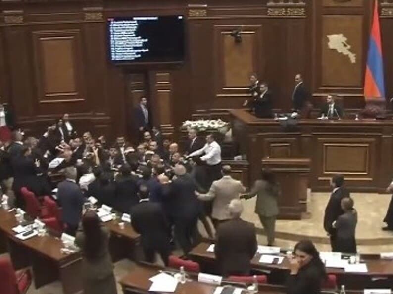 Deputados ficam feridos após briga com socos e cadeiradas na Armênia - Reprodução / Youtube