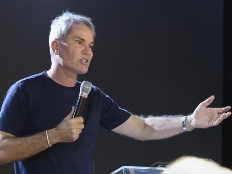 Márcio Poncio é pai da deputada estadual Sarah Poncio, que votou contra prisão de Rodrigo Bacellar.
 - Igreja da Núvem/Divulgação