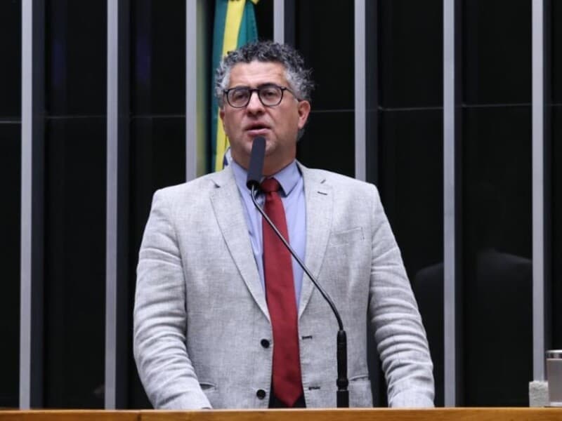 Vice-líder do governo compara episódio à reunião de Jair Bolsonaro com embaixadores em 2023.
 - Bruno Spada / Câmara dos Deputados