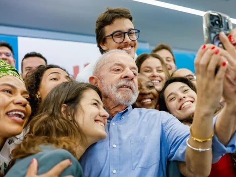Lula faz selfie com jovens parlamentares eleitos e lideranças políticas do PT. Partido mira filiação de jovens para se preparar para o pós-Lula. - Ricardo Stuckert
