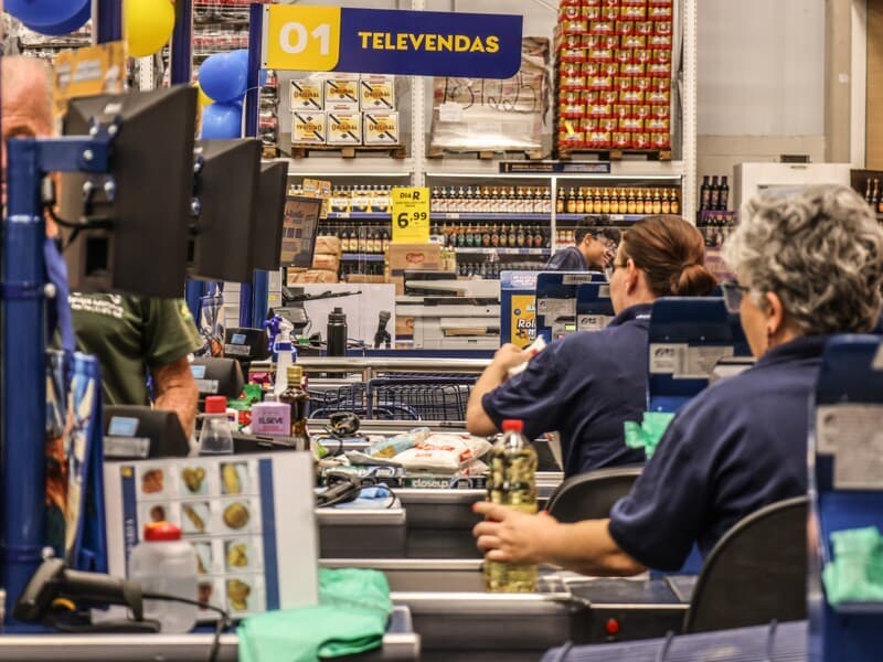 CBS substituirá PIS e Cofins em 2027 e incidirá sobre produtos vendidos nos supermercados, com isenções e alíquotas reduzidas para determinados alimentos. - Karime Xavier/Folhapress
